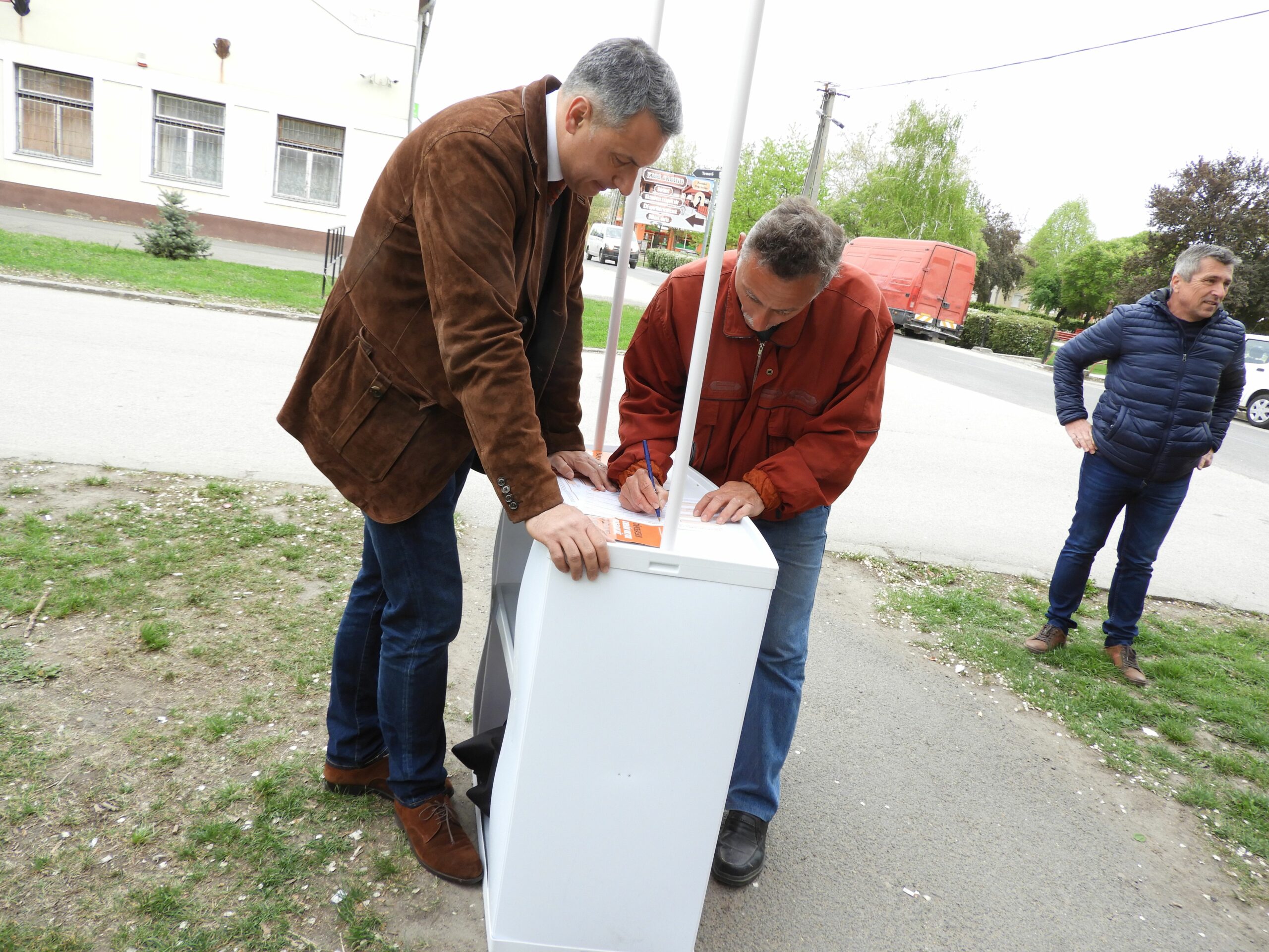 Egy földeáki kocsmában kezdte meg EP-kampányát Lázár János 1