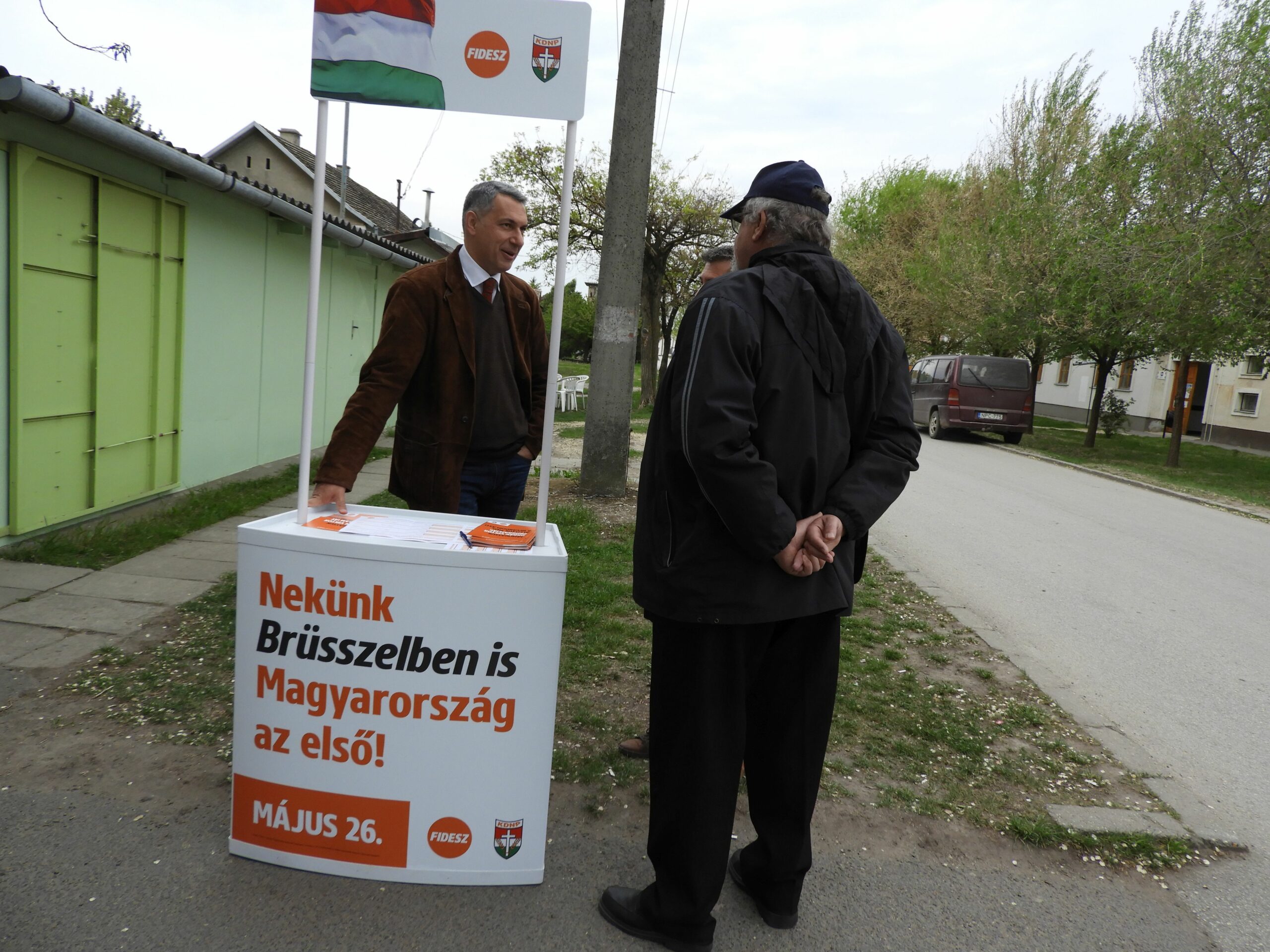 Egy földeáki kocsmában kezdte meg EP-kampányát Lázár János 3