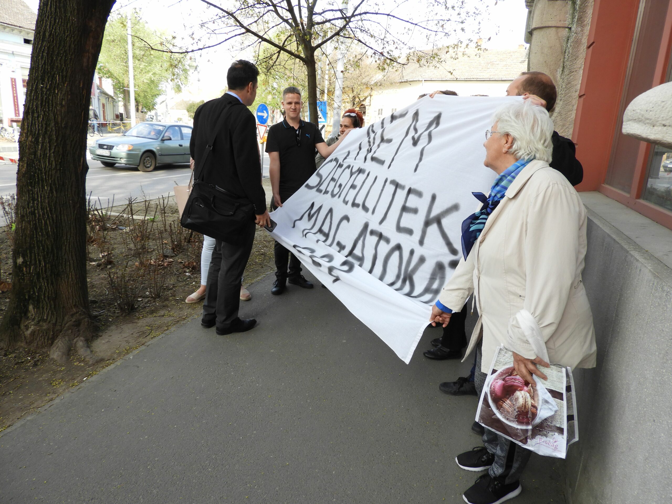 "Hazaárulózással" fogadták Ujhelyit az Emlékpont előtt 9