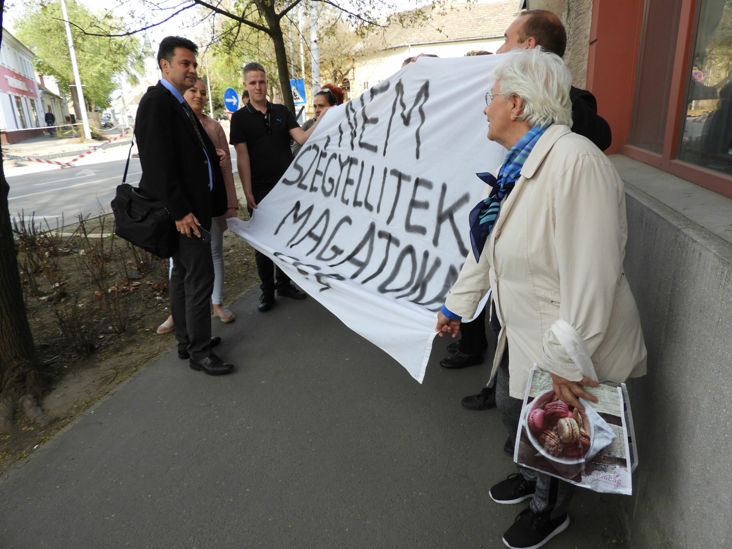 "Hazaárulózással" fogadták Ujhelyit az Emlékpont előtt 10