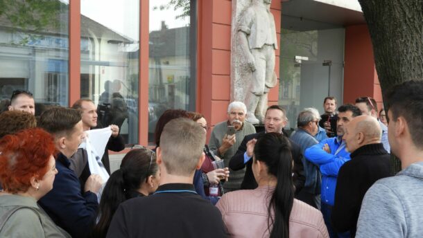 "Hazaárulózással" fogadták Ujhelyit az Emlékpont előtt 19