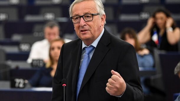 Juncker újabb botránya: majdnem felgyújtott három politikust (videó)