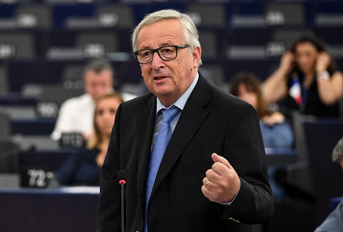 Juncker újabb botránya: majdnem felgyújtott három politikust (videó)