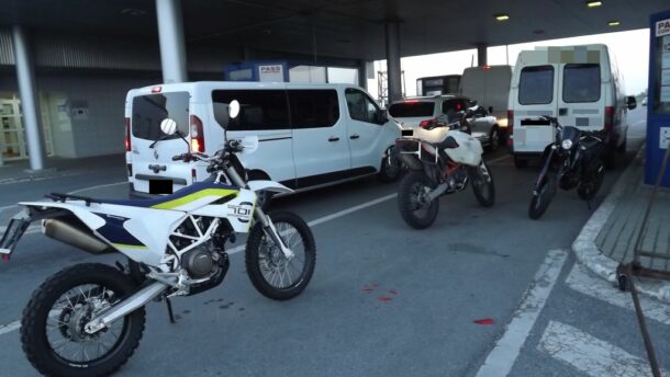 Körözött motorokat foglaltak le a kiszombori határátkelőhelyen