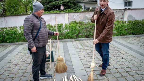 Lázár: jön az önkormányzati választás, kell a seprű!