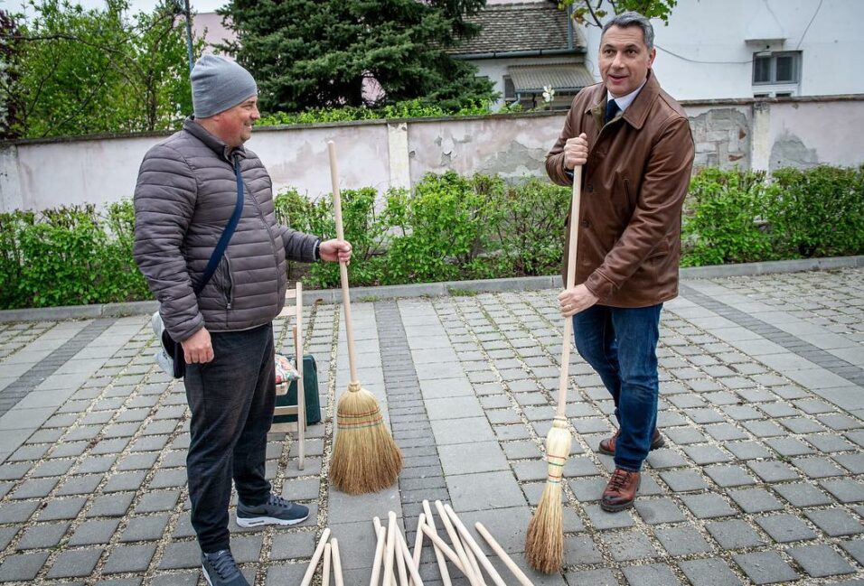 Lázár: jön az önkormányzati választás, kell a seprű!