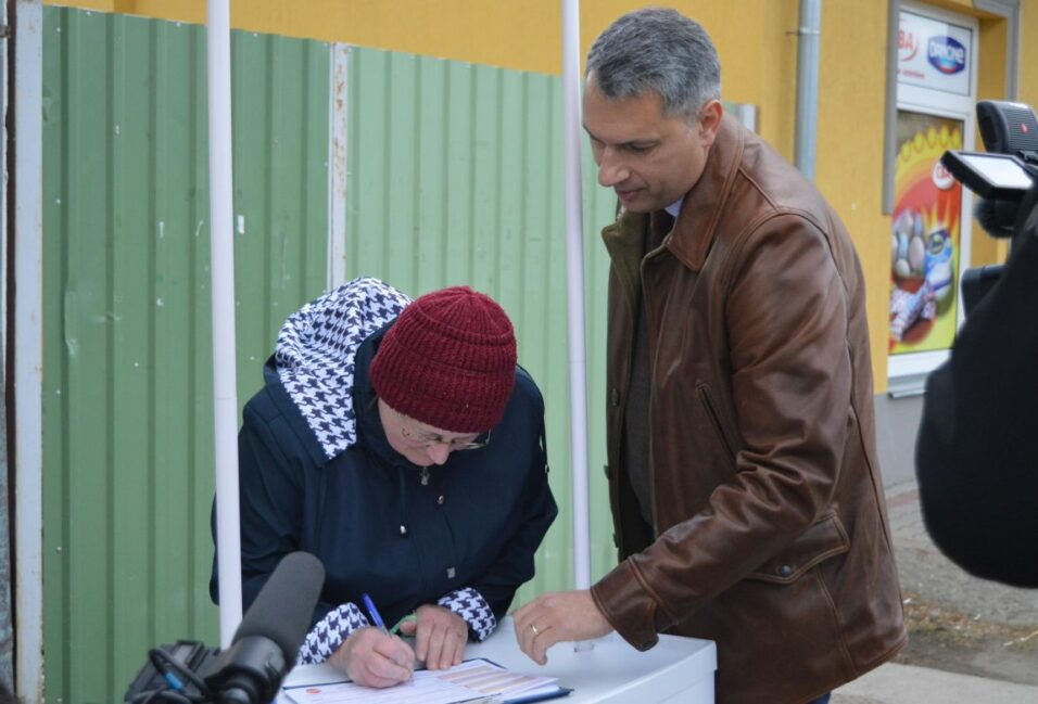 Már 11 ezer aláírást gyűjtött össze Lázár és a Fidesz a térségben 1