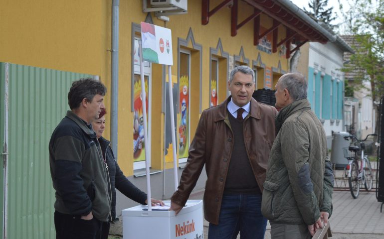 Már 11 ezer aláírást gyűjtött össze Lázár és a Fidesz a térségben