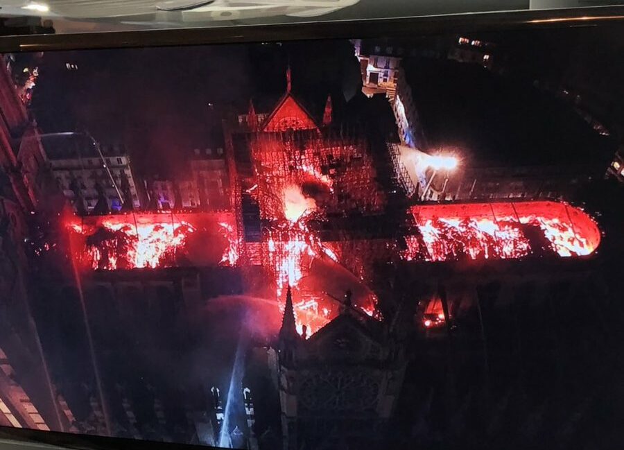 Még mindig izzanak a Notre Dame falai