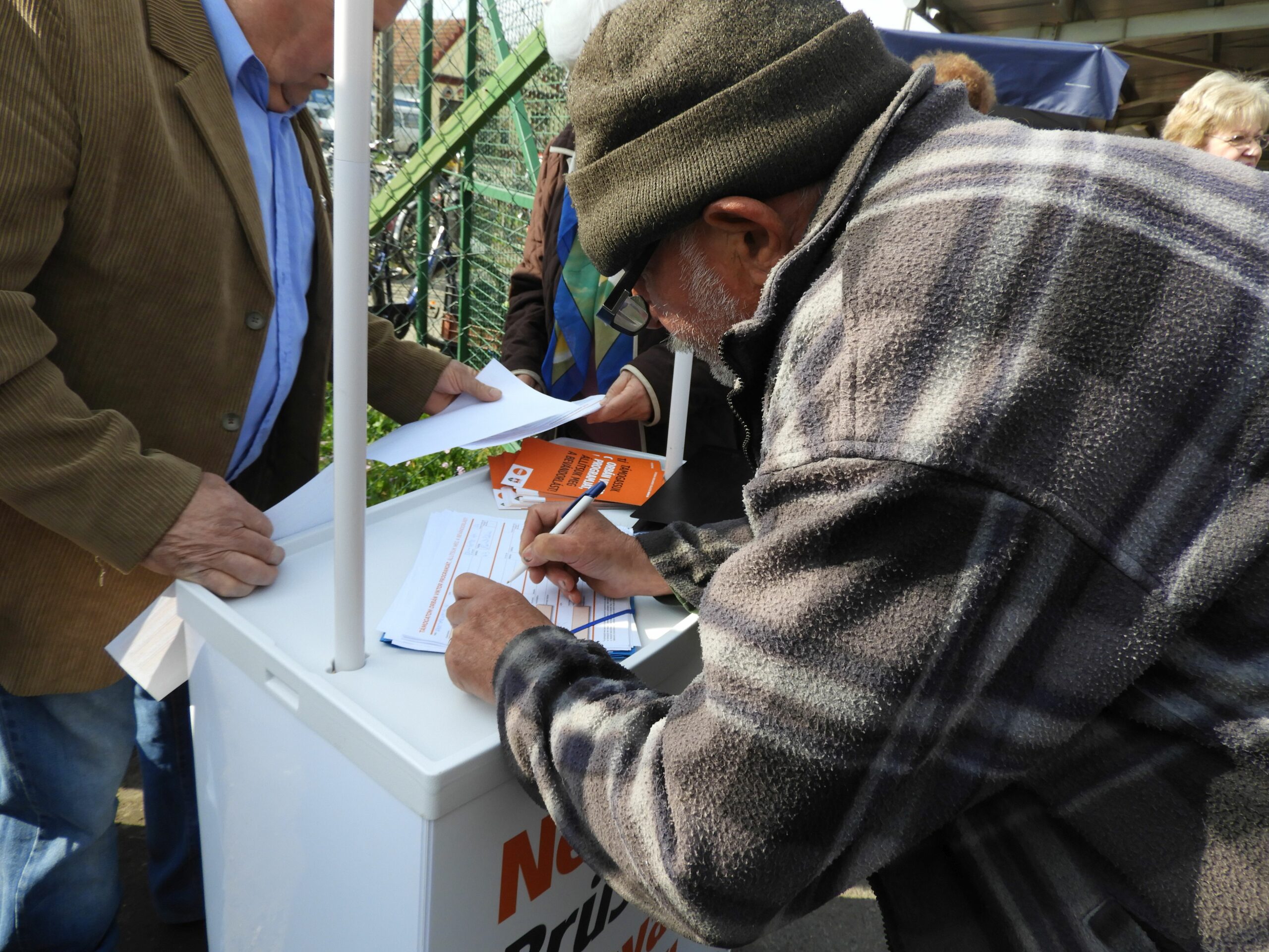 Vásárhelyen is megkezdte az aláírásgyűjtést a Fidesz a migráció ellen 11