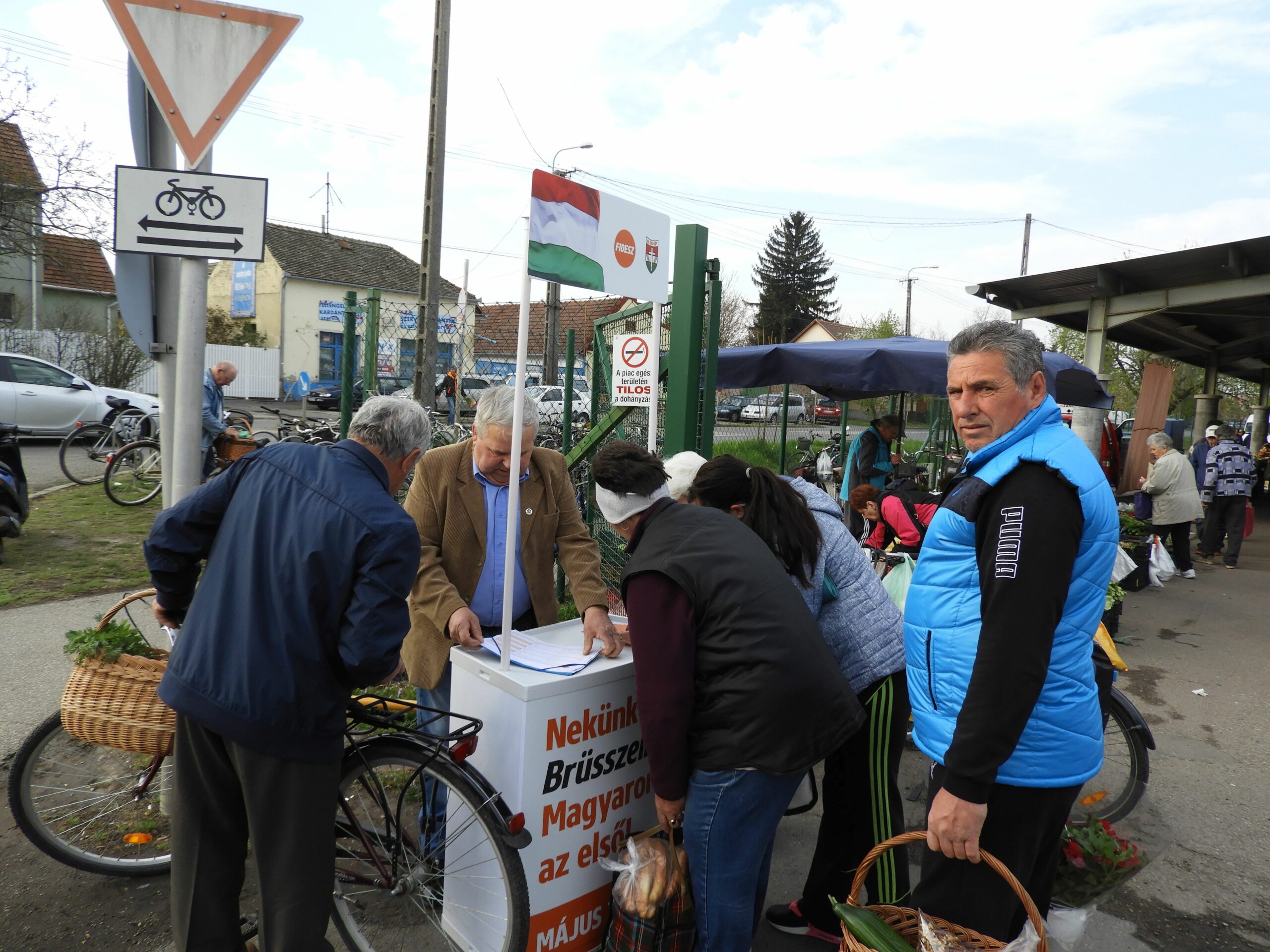 Vásárhelyen is megkezdte az aláírásgyűjtést a Fidesz a migráció ellen