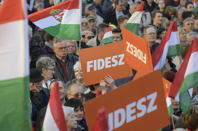 A Fidesz a kampány utolsó hetében sem pihen, sok százezer embert keres fel