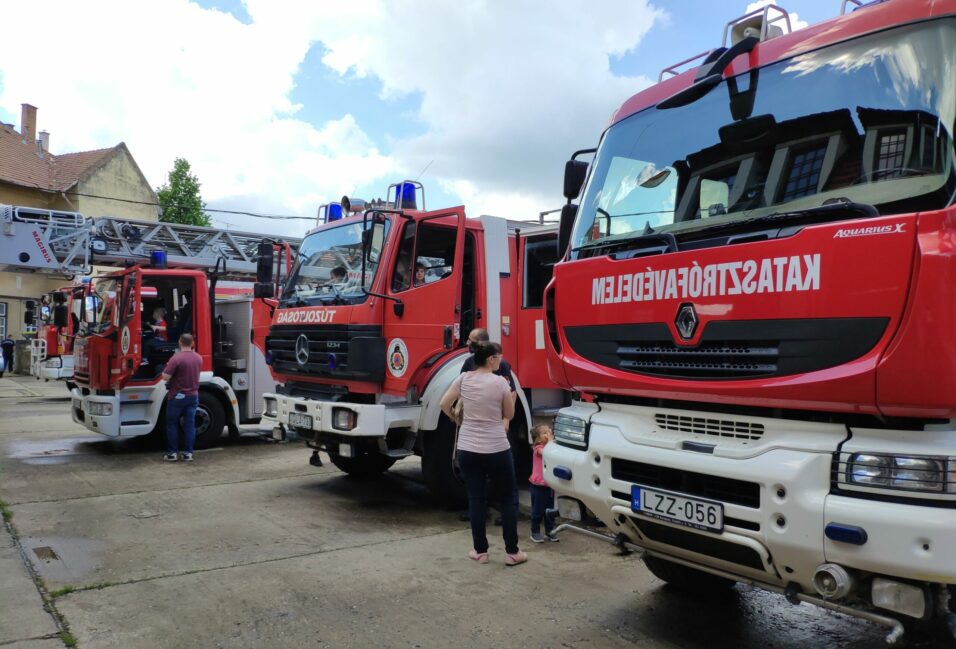 A vásárhelyi tűzoltók is tárt karokkal várják a gyerekeket 9