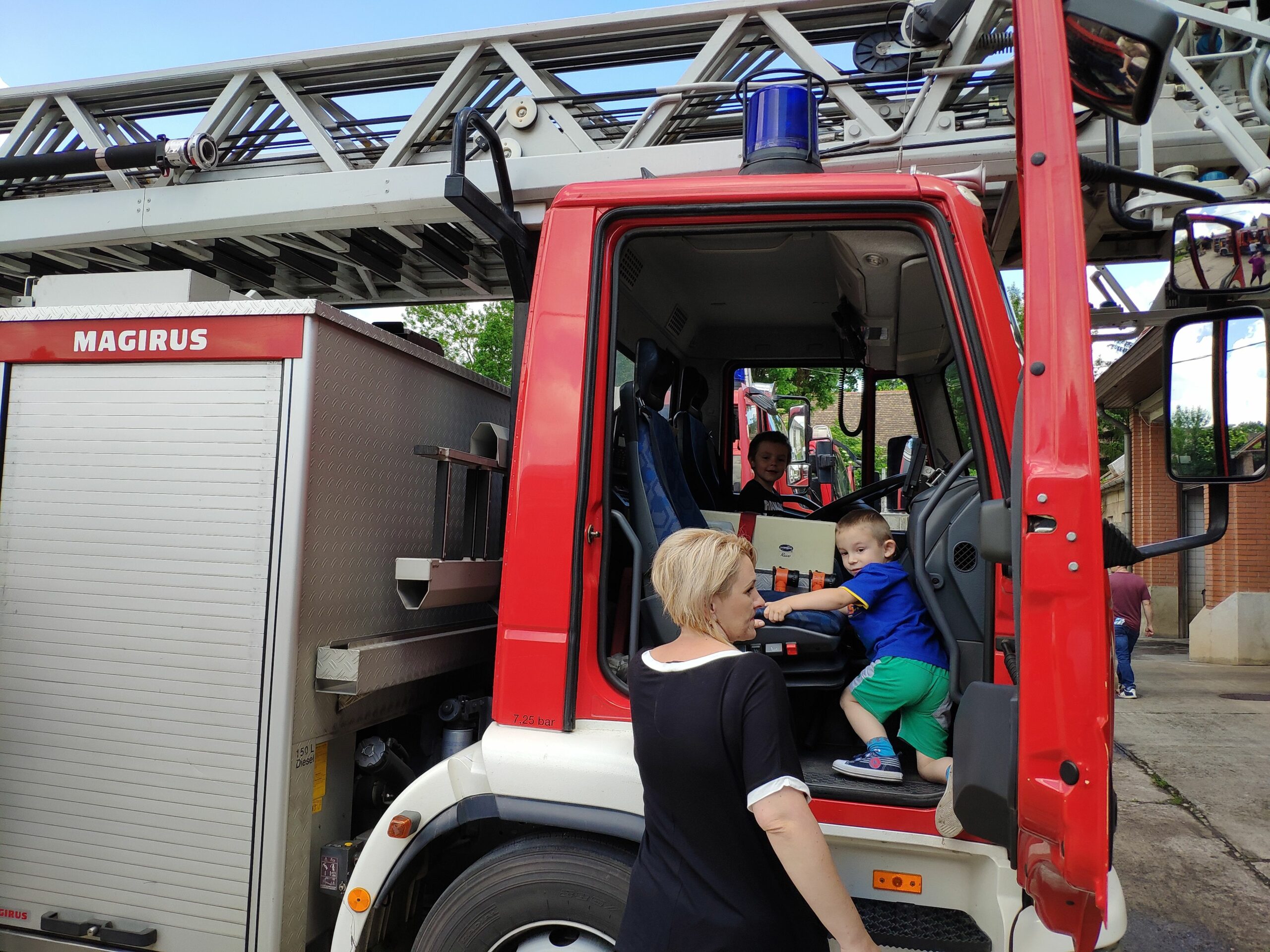 A vásárhelyi tűzoltók is tárt karokkal várják a gyerekeket 12