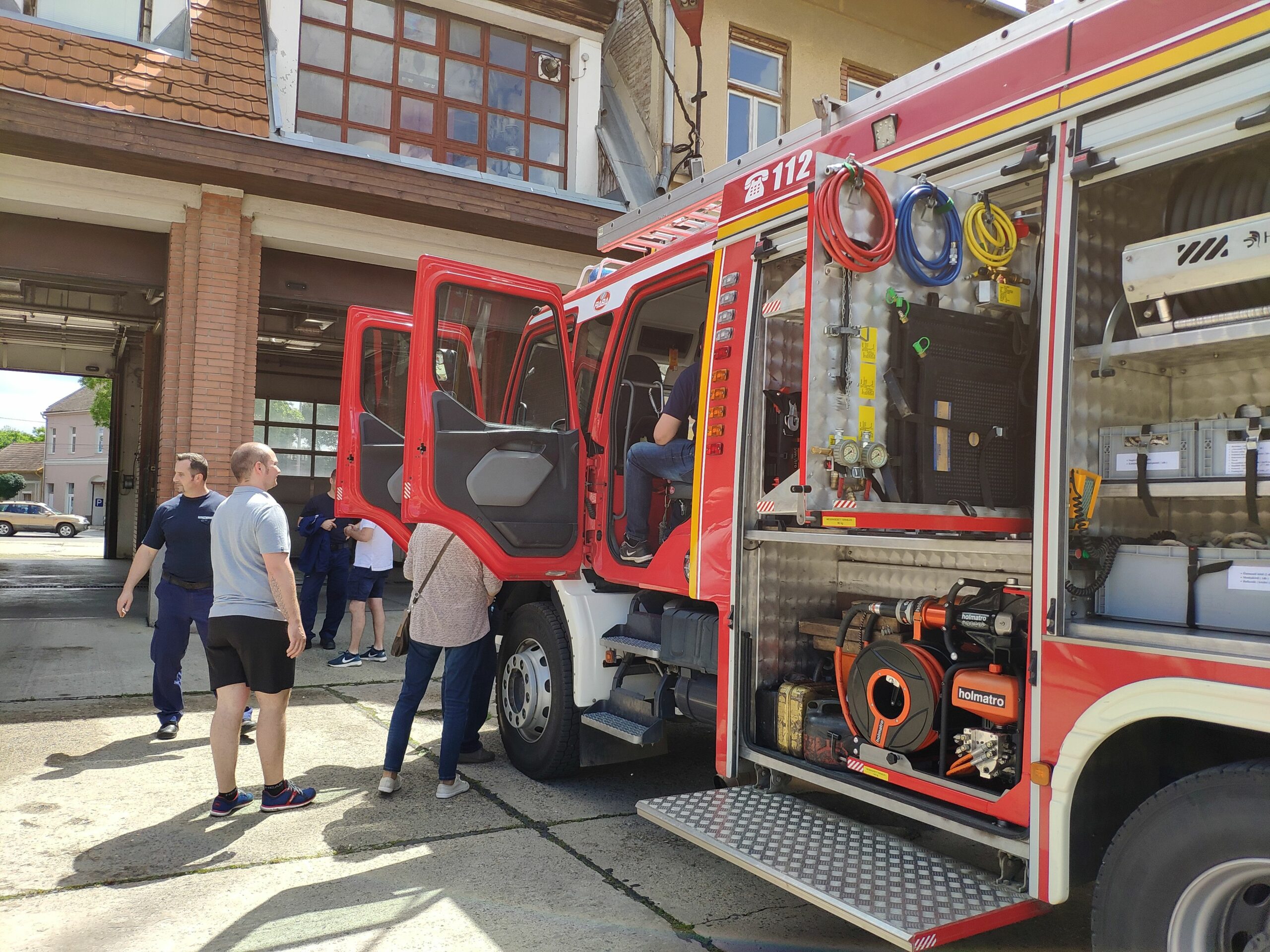 A vásárhelyi tűzoltók is tárt karokkal várják a gyerekeket 3