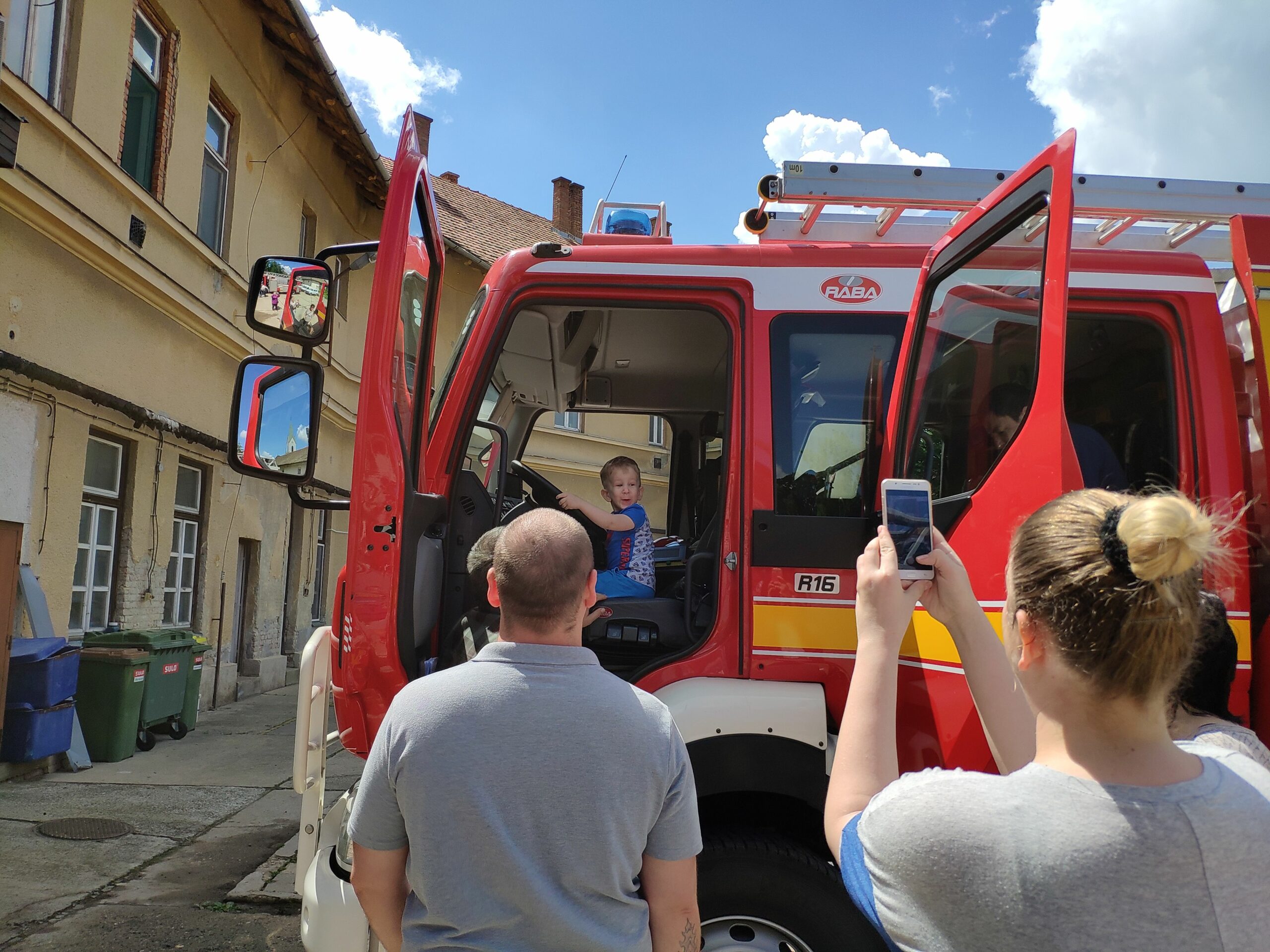 A vásárhelyi tűzoltók is tárt karokkal várják a gyerekeket 4