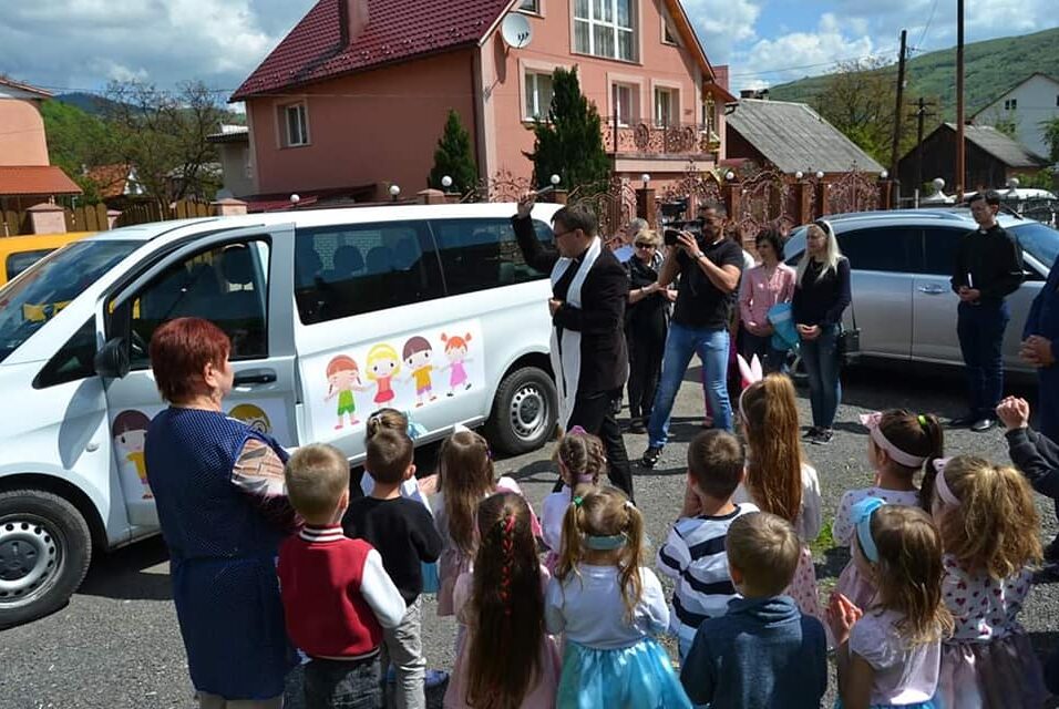 Grezsa István ovibuszt adott át a rahói magyar közösségnek