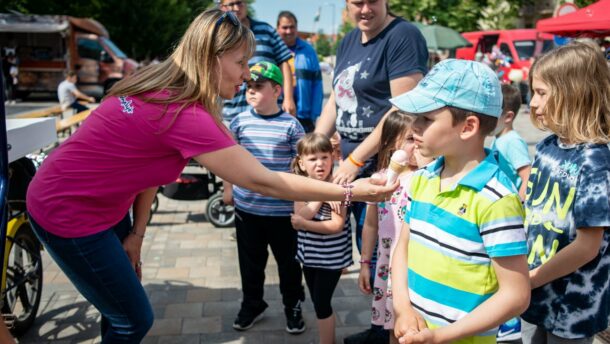 Közel négyszáz gömb fagyit osztott szét a Szeretem Vásárhelyt