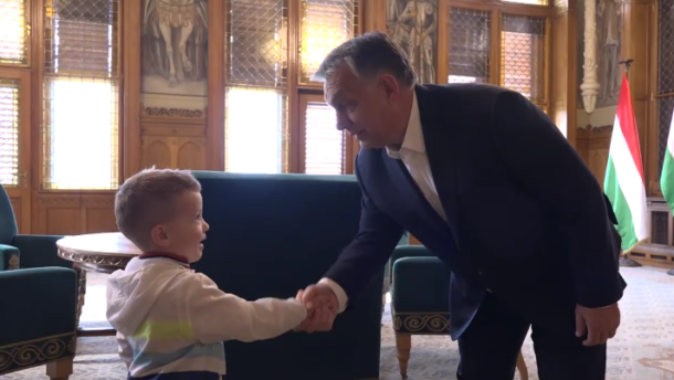 Orbán Viktor: Boldog szülinapot, Ádám! - videó