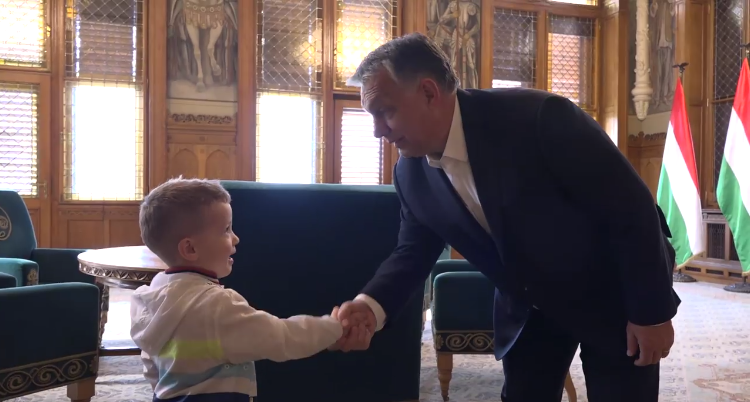 Orbán Viktor: Boldog szülinapot, Ádám! - videó