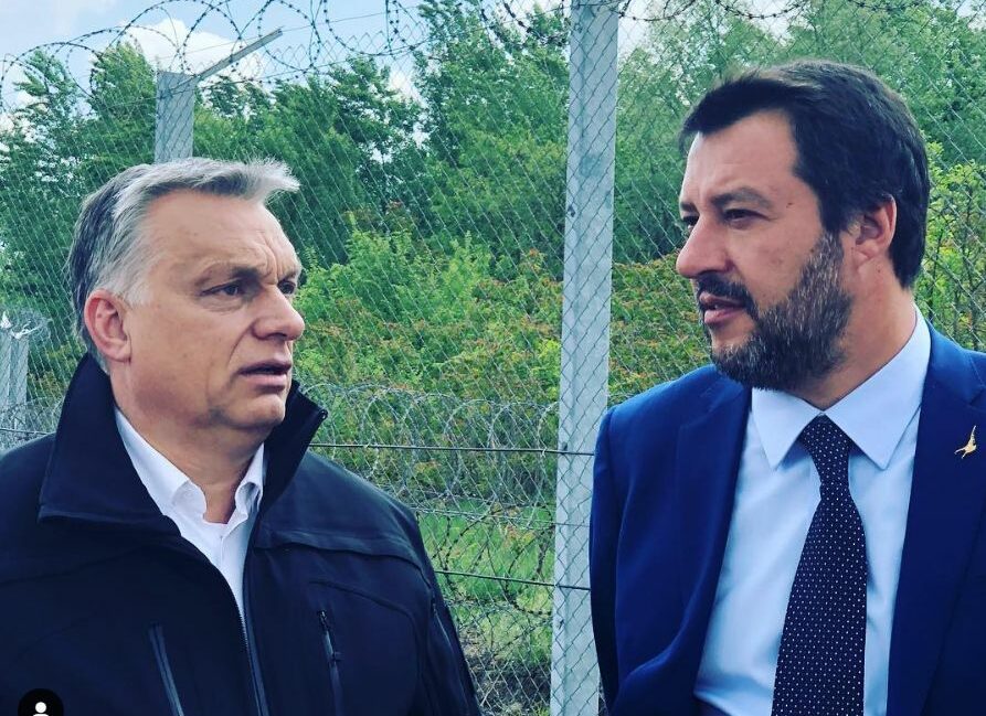 Orbán Viktor a határvédő kerítésnél fogadta Salvinit