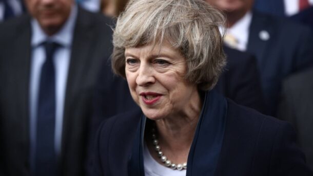 Sírva jelentette be lemondását Theresa May