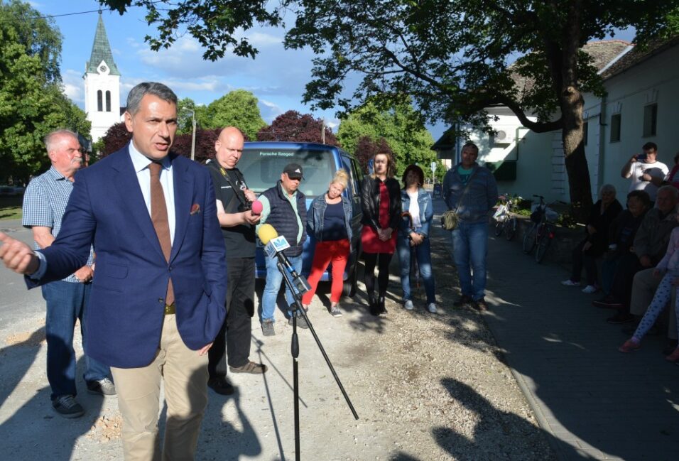 Szavazásra buzdította a kövegyieket és a kiszomboriakat Lázár János 2