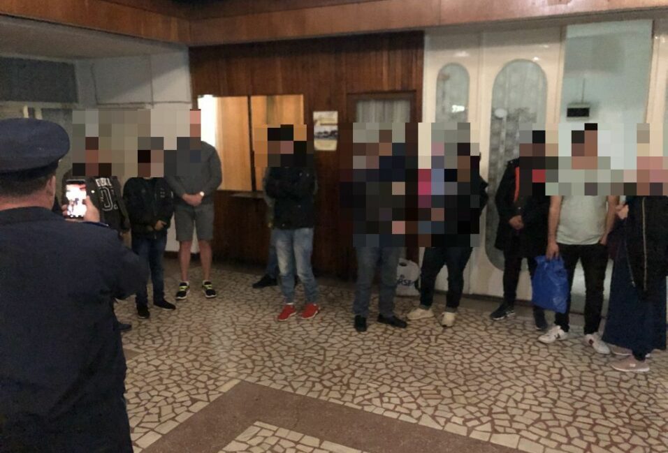 Tizenkét határsértőt és egy embercsempészt fogtak el Csanádpalotán