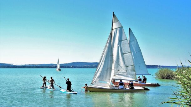 A Balaton-partra is várják dolgozni a diákokat