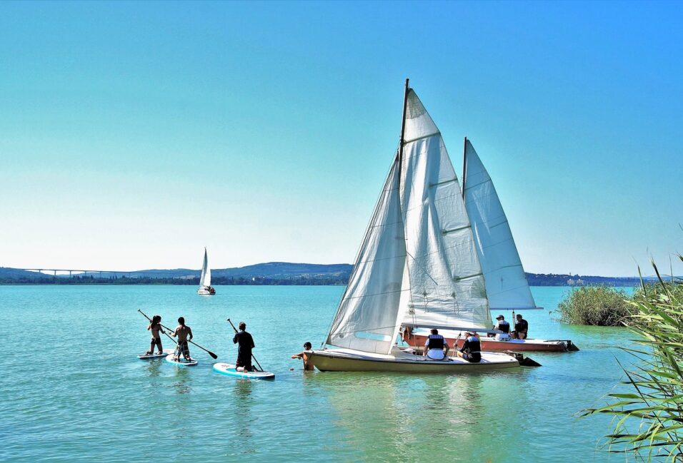 A Balaton-partra is várják dolgozni a diákokat