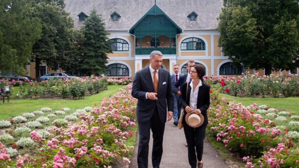 Lázár János Mezőhegyesen fogadta a francia nagykövetasszonyt