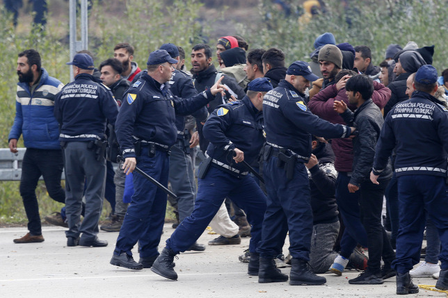 Migránsok csaptak össze Boszniában, a rendőrökre is rátámadtak