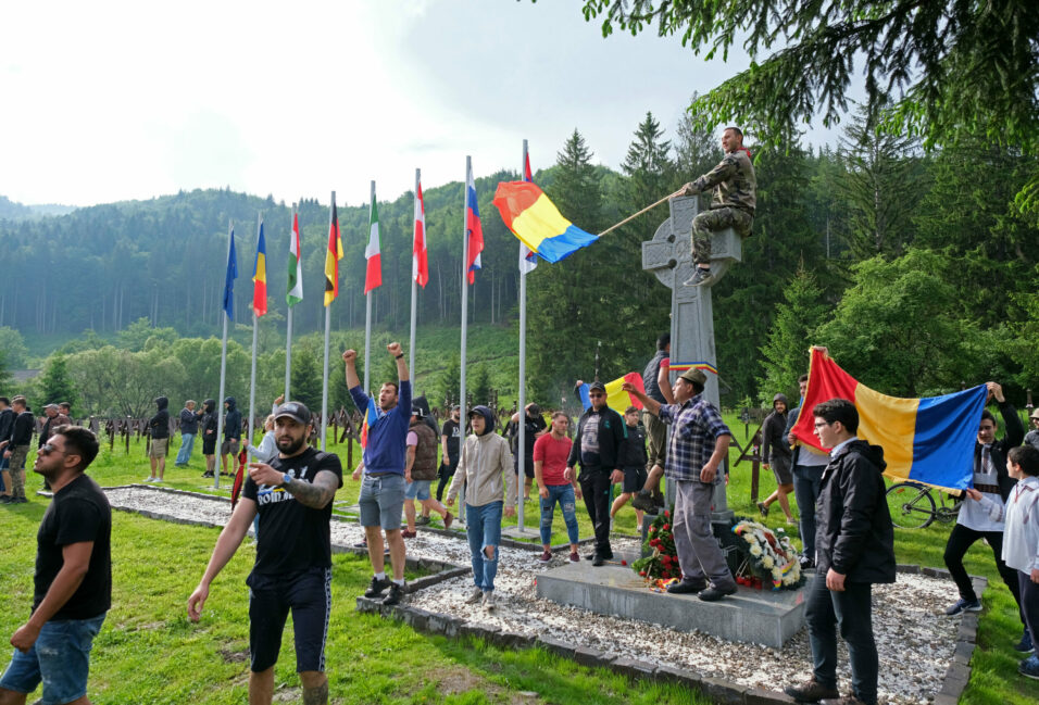 Román nacionalisták támadtak rá az úzvölgyi temetőt védő civilekre