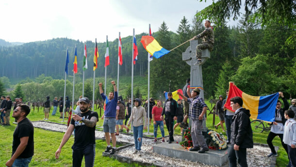 Román nacionalisták támadtak rá az úzvölgyi temetőt védő civilekre