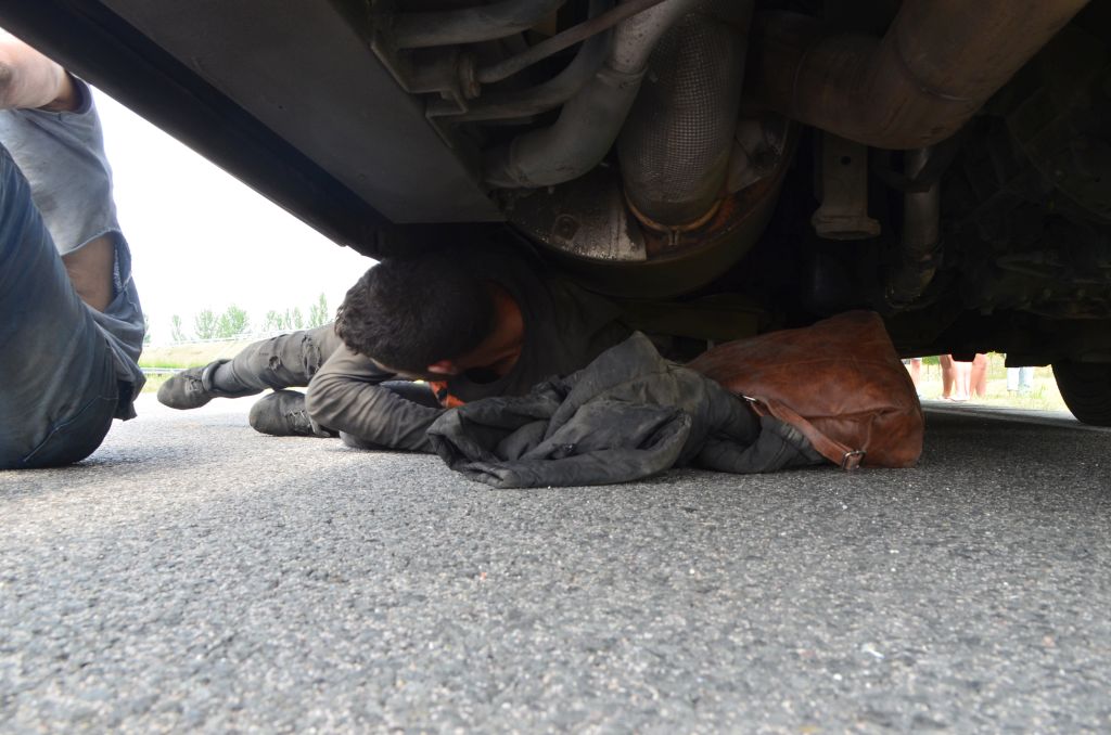 A buszsofőr sem tudta, hogy a motortérben migránsok vannak 1