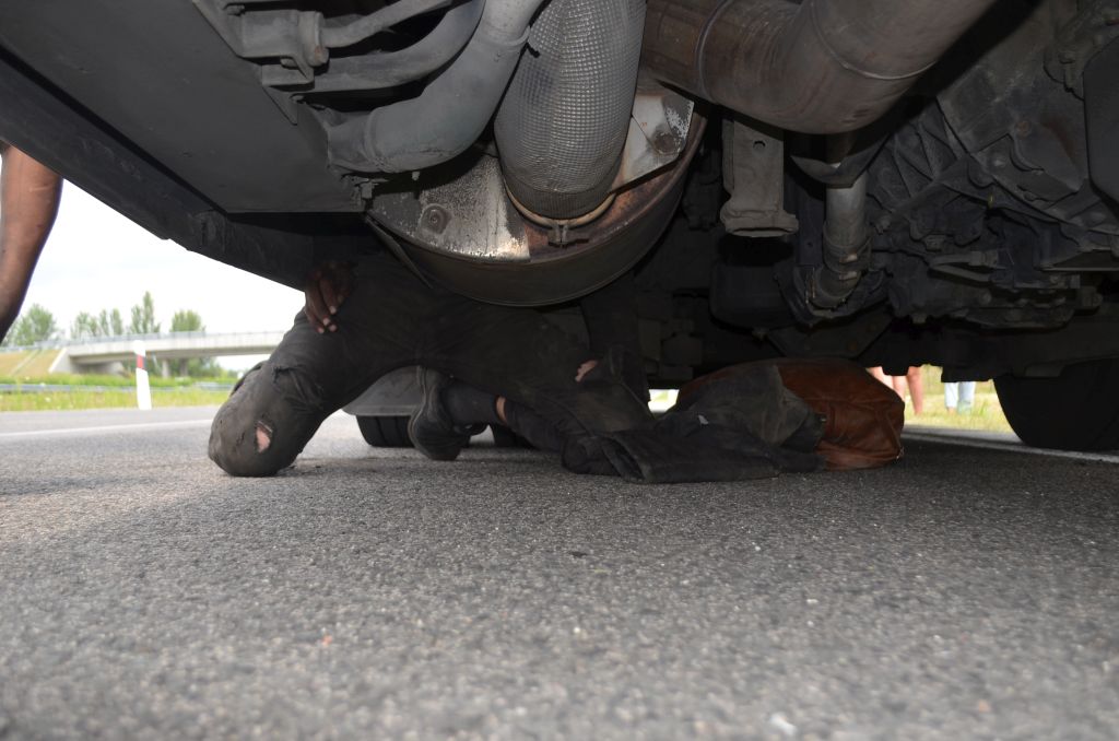 A buszsofőr sem tudta, hogy a motortérben migránsok vannak 2