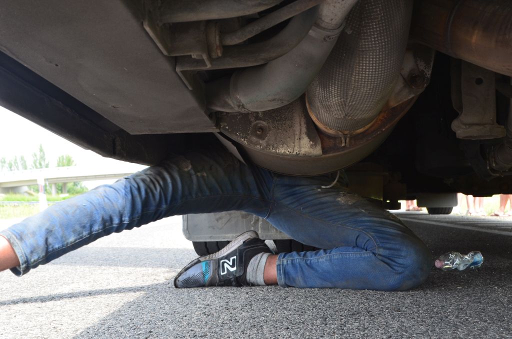 A buszsofőr sem tudta, hogy a motortérben migránsok vannak 4