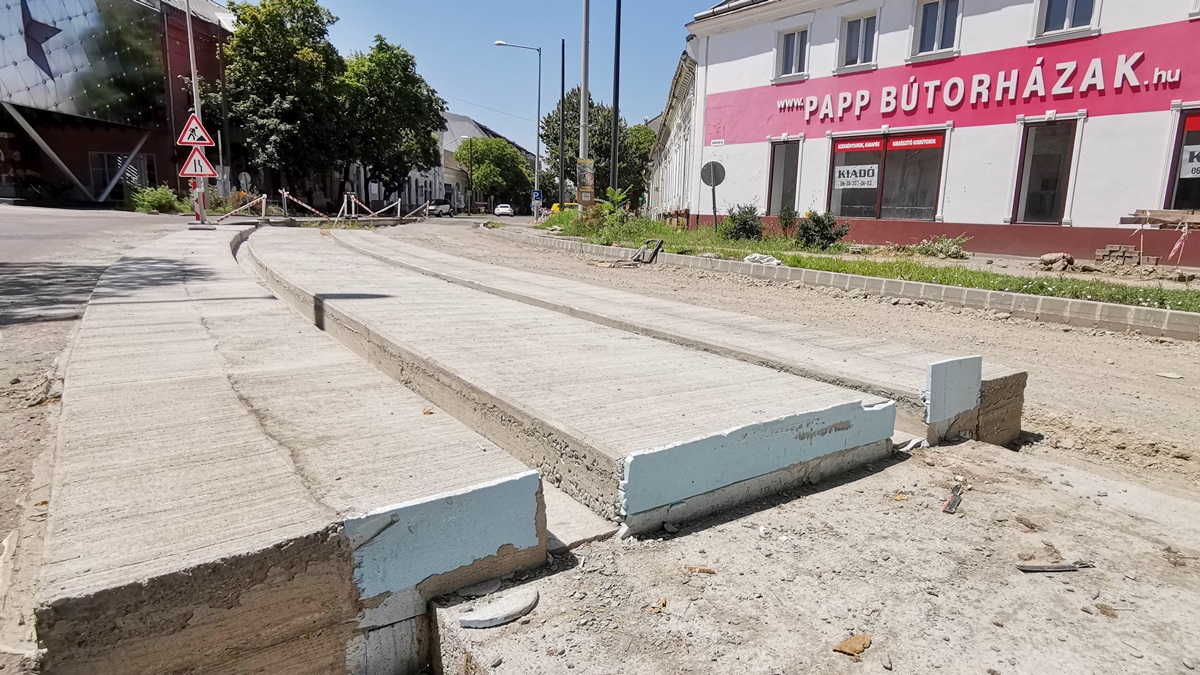 A hőségben sem áll le a tram-train építése Vásárhelyen (fotók) 1