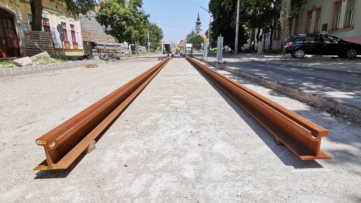 A hőségben sem áll le a tram-train építése Vásárhelyen (fotók) 2