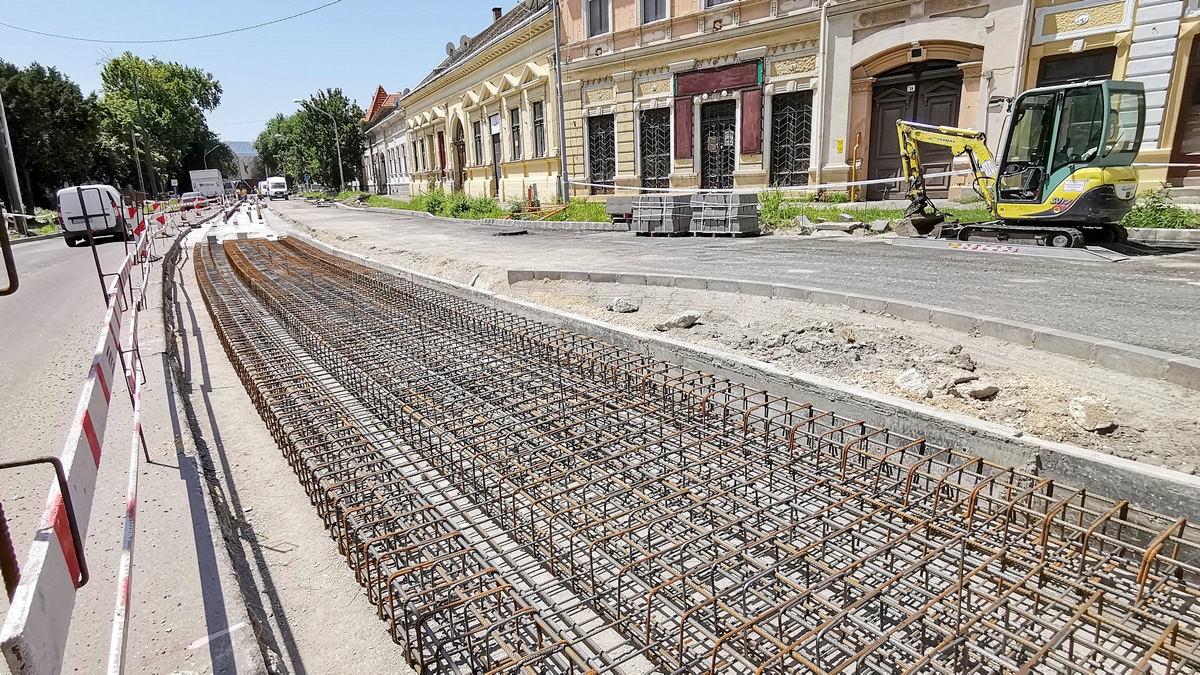 A hőségben sem áll le a tram-train építése Vásárhelyen (fotók) 3