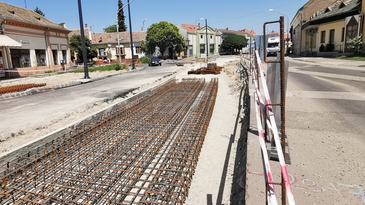 A hőségben sem áll le a tram-train építése Vásárhelyen (fotók) 4