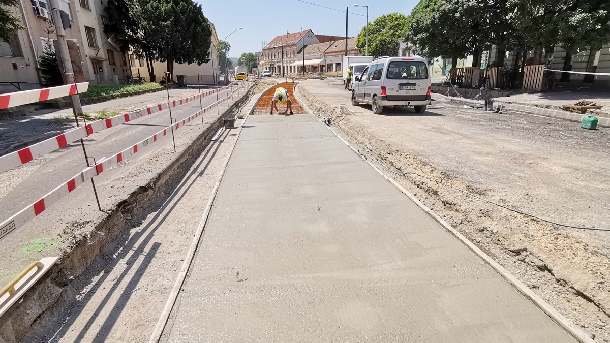 A hőségben sem áll le a tram-train építése Vásárhelyen (fotók) 6