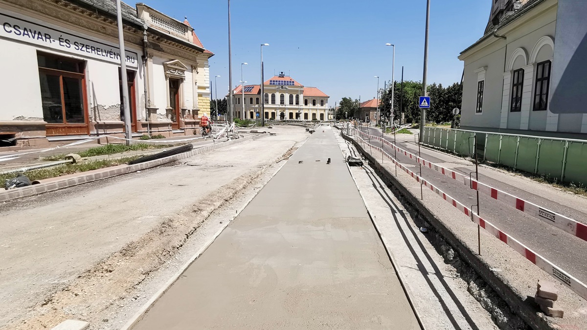 A hőségben sem áll le a tram-train építése Vásárhelyen (fotók) 8