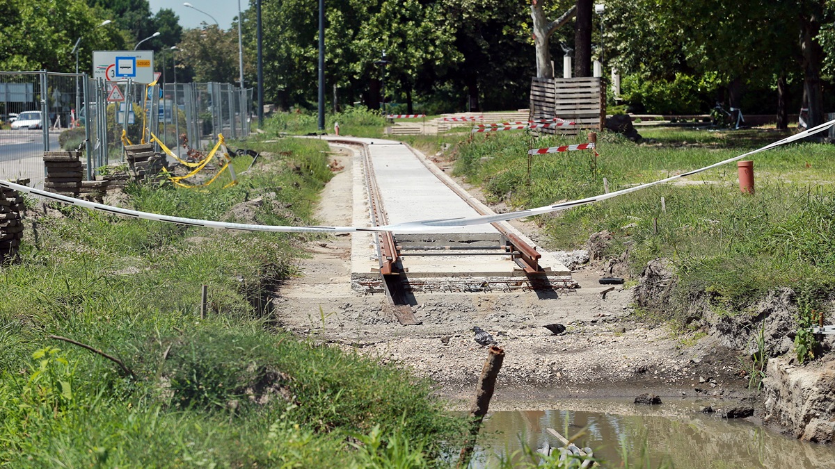 A hőségben sem áll le a tram-train építése Vásárhelyen (fotók)