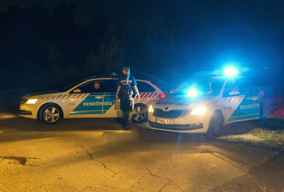 Lelőttek a rendőrök egy férfit, aki karddal támadt rájuk Abdán 1