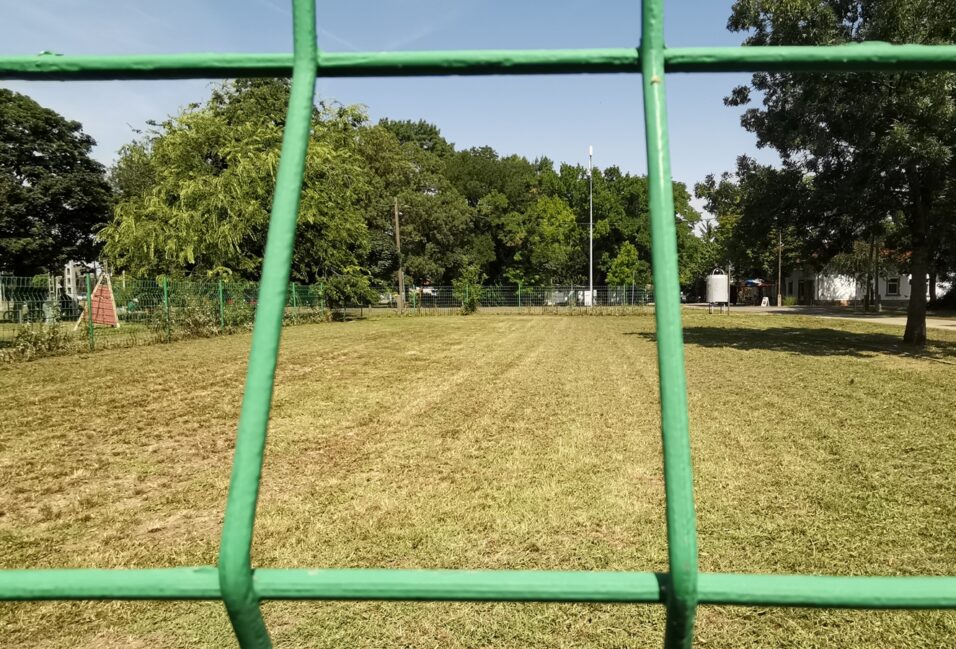 Panaszláda: továbbra sincsenek focikapuk az újvárosi játszótéren