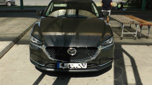 Csak a határig jutott a körözött Mazda 2