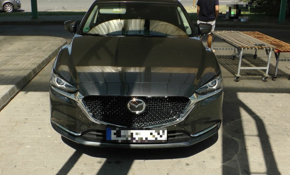 Csak a határig jutott a körözött Mazda 2