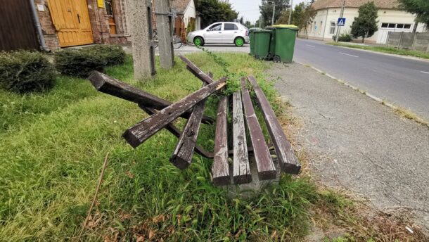 Ezekre a padokra sem kell leülni – tényleg csak a lakosokat zavarja? 1