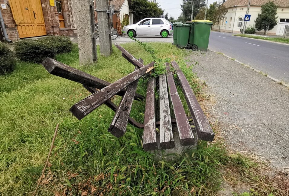 Ezekre a padokra sem kell leülni – tényleg csak a lakosokat zavarja? 1